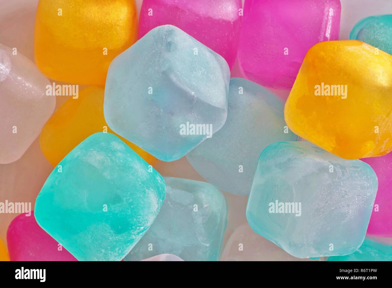 Un colorato assortimento di plastica di cubetti di ghiaccio con un leggero strato di brina su di essi. Foto Stock