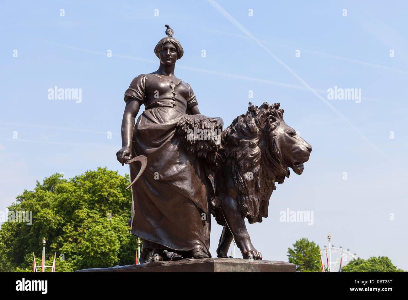 Uno dei quattro statue di bronzo intorno al Queen Victoria Memorial nella parte anteriore del Buckingham Palace, London, Regno Unito Foto Stock