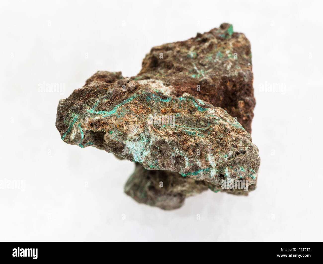 Malachite ruvida (minerale di rame) pietra su bianco Foto stock - Alamy