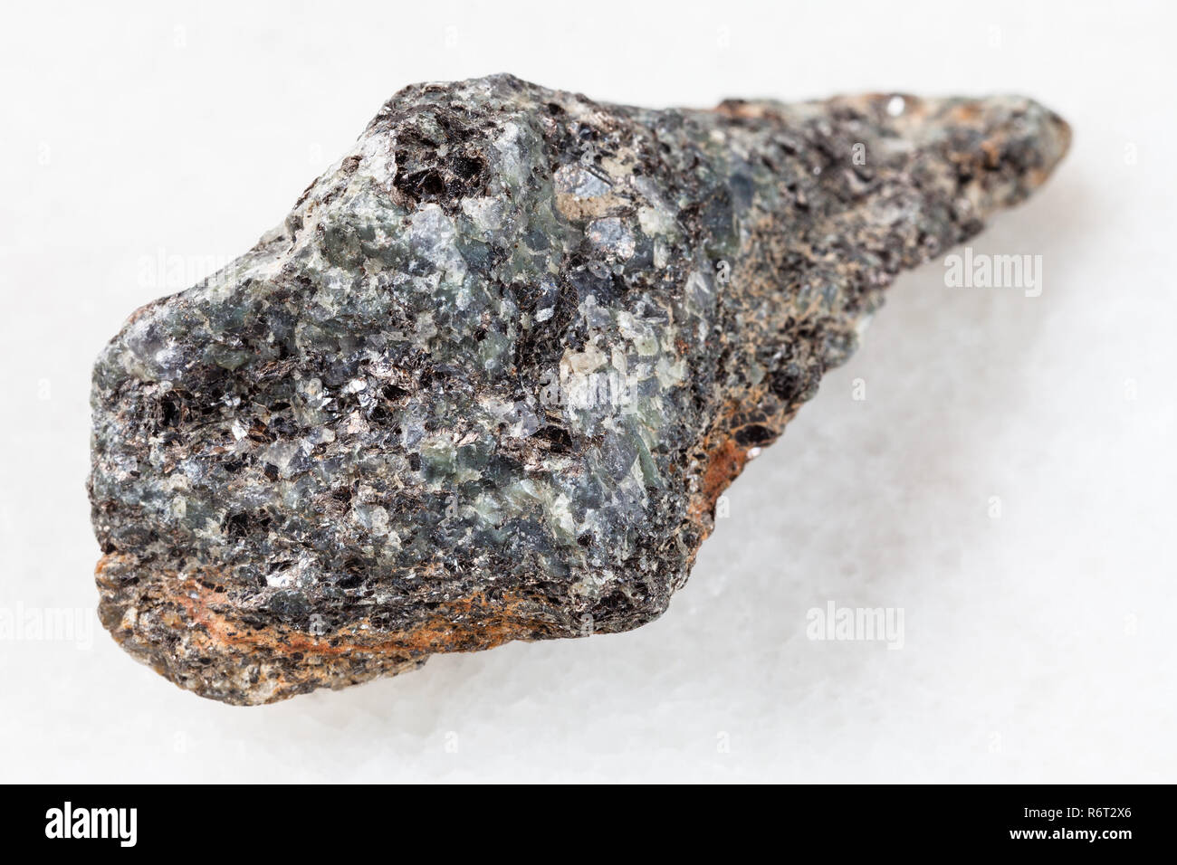 Materie biotite nefelina sienite pietra su bianco Foto Stock