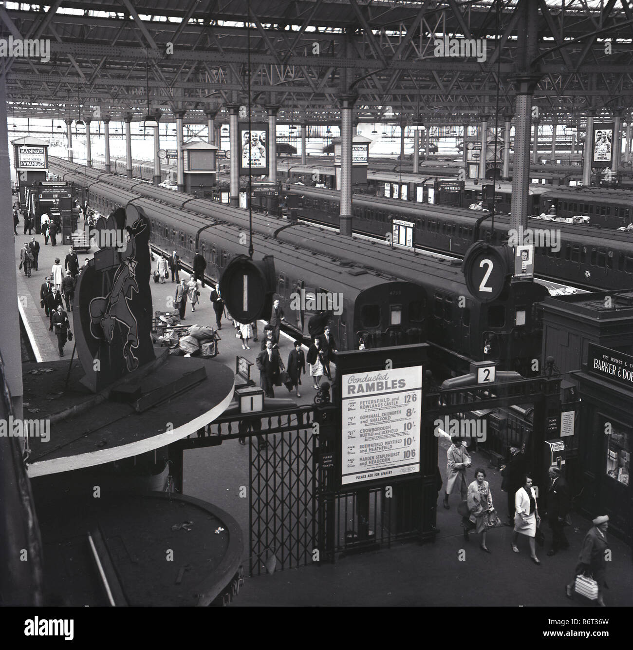 Degli anni Cinquanta, storico, Rail Pendolari che arrivano alla stazione ferroviaria di Waterloo, Londra, Inghilterra, Regno Unito. Foto Stock