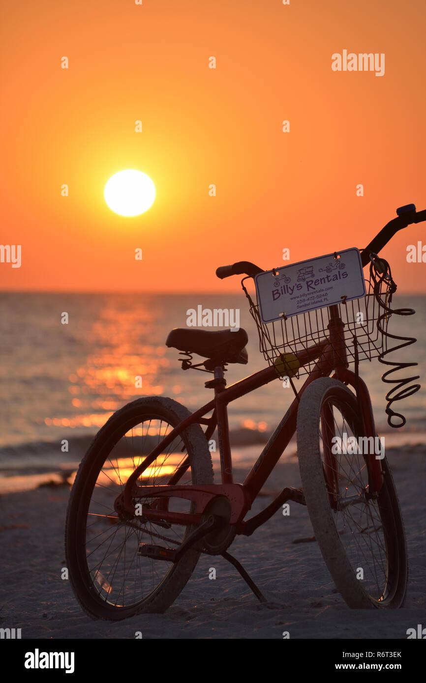 Bicicletta su Tarpon spiaggia al tramonto a Sanibel Island, Florida Foto Stock