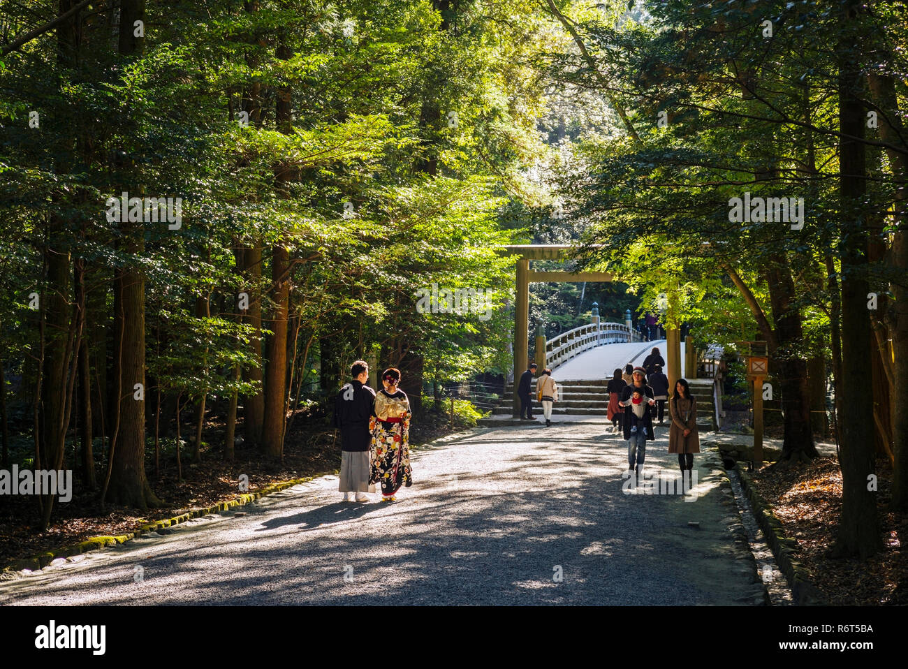 Ise Grand Santuario, Prefettura di Mie, Giappone: coppia di sposini in ikimono presso il Santuario interno (Naiku) Foto Stock