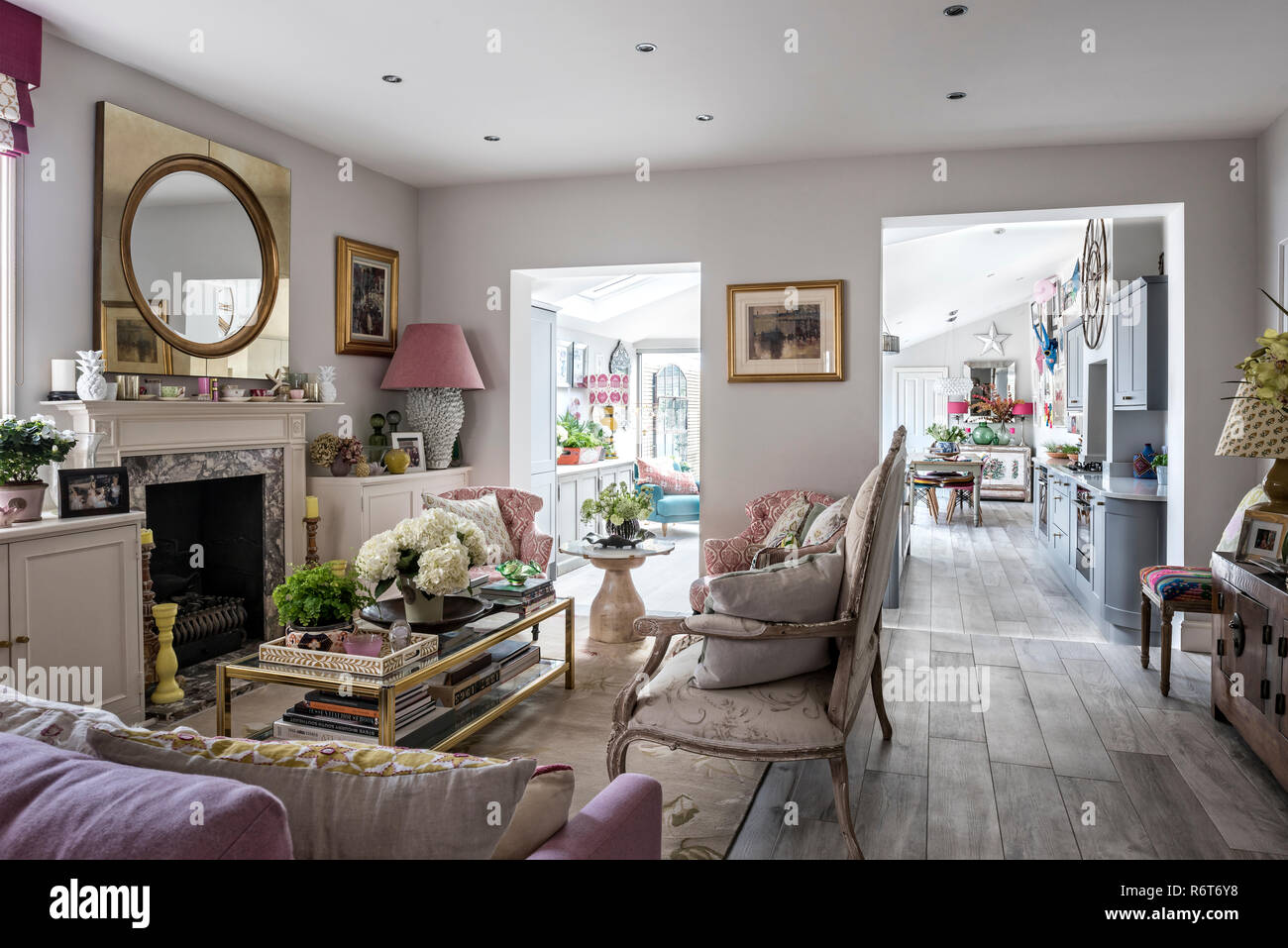 Battuto attraverso e spazi abitativi vintage con tavolino da caffè e di stile francese e divano Foto Stock