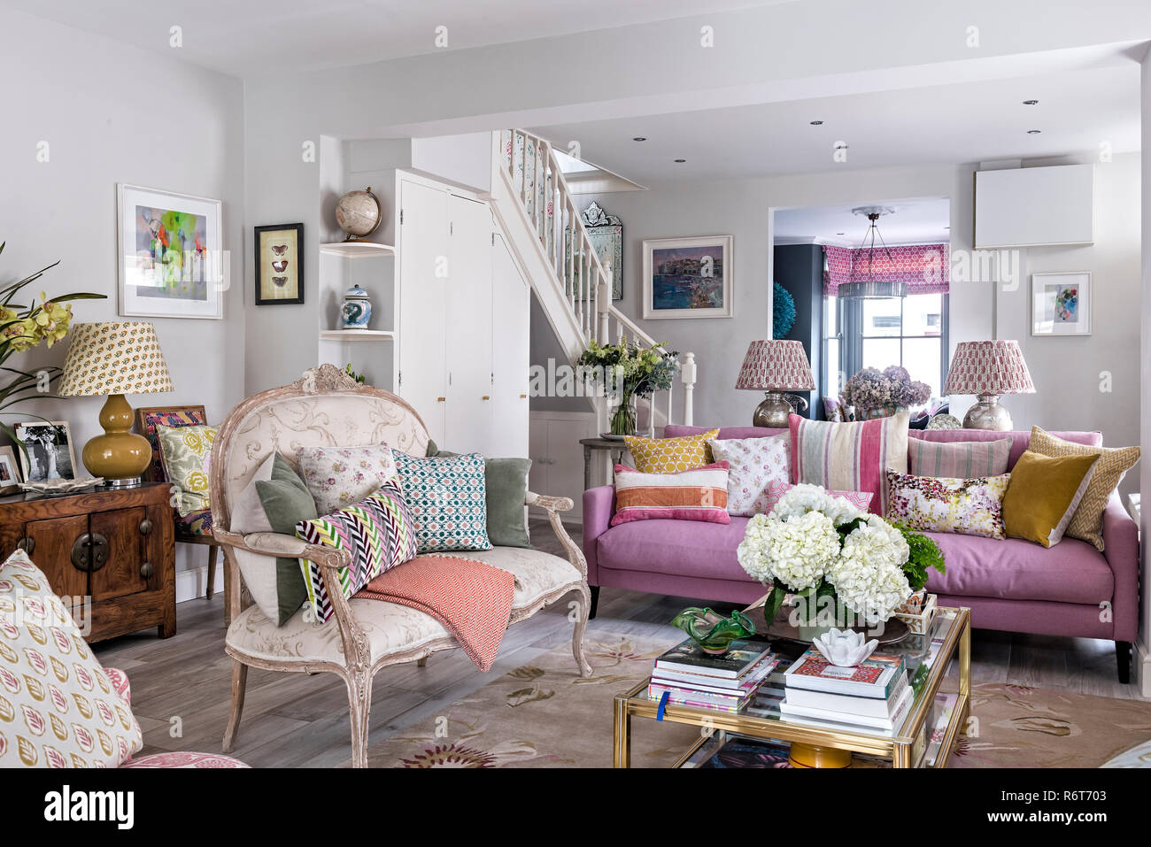 Salotto a pianta aperta con vintage stile francese divano Foto stock - Alamy