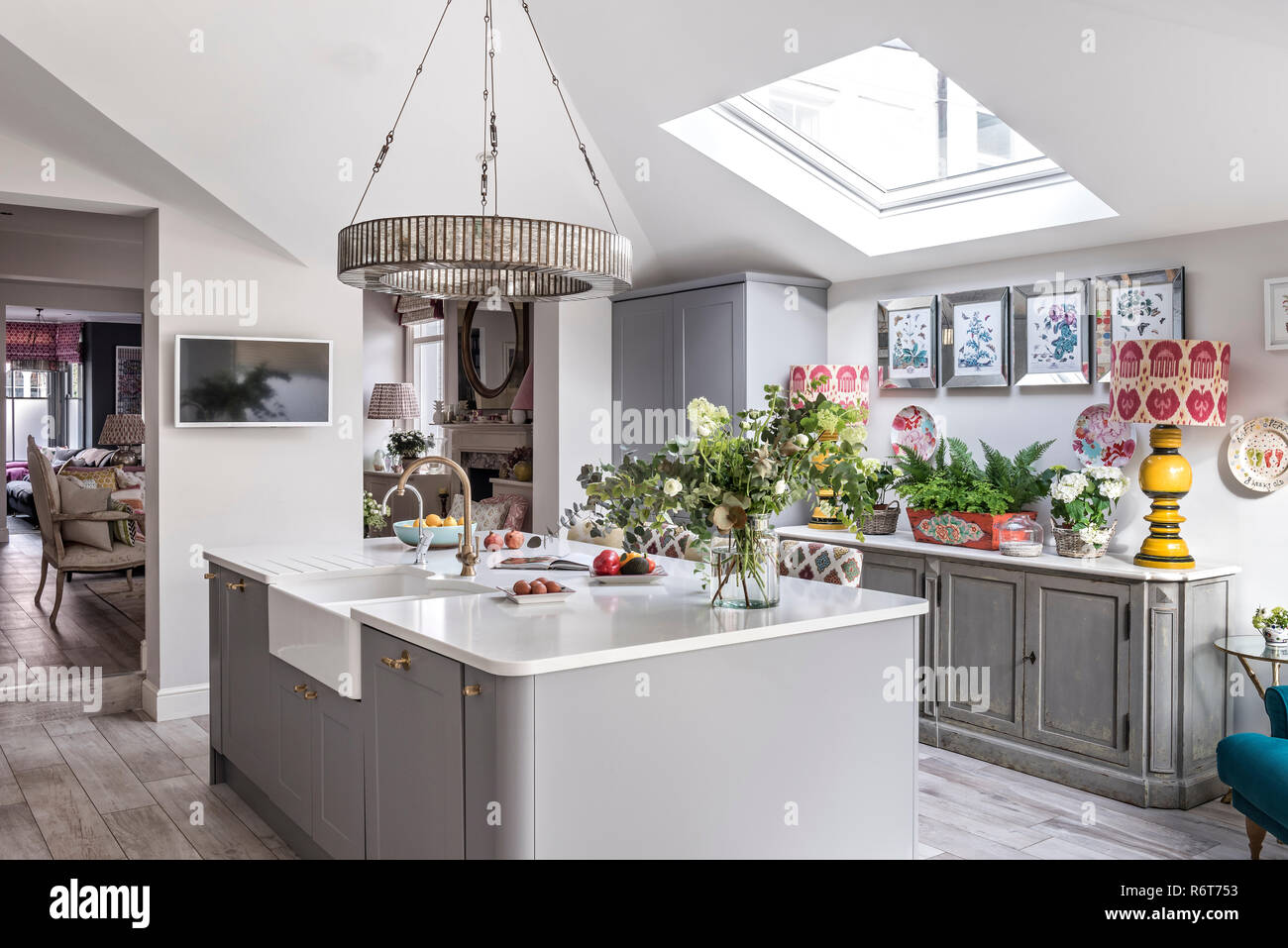 Cavendish lampadario sopra riconfigurato cucina con lucernario finestra Foto Stock