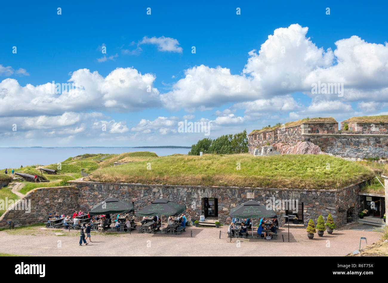 Suomenlinna, Helsinki. Cafe nella Fortezza di Suomenlinna, Kustaanmiekka isola Suomenlinna, Helsinki, Finlandia. Foto Stock