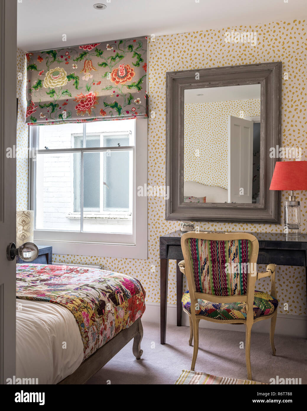 Tessuti vintage e riutilizzato sedia nella camera da letto di Richmond home Foto Stock