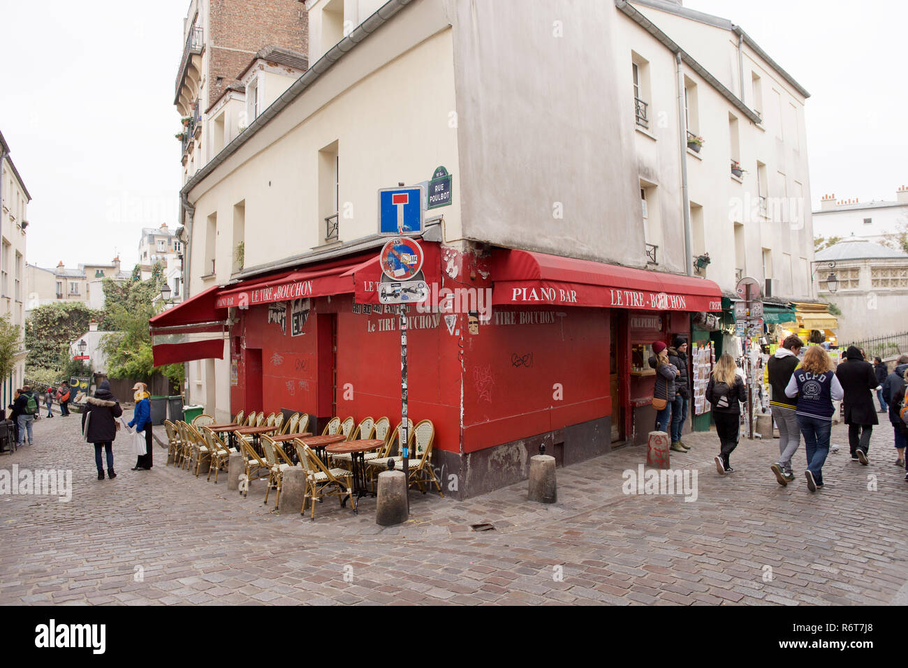 Cafe all' angolo di rue Poulbot a Parigi, Francia Foto Stock