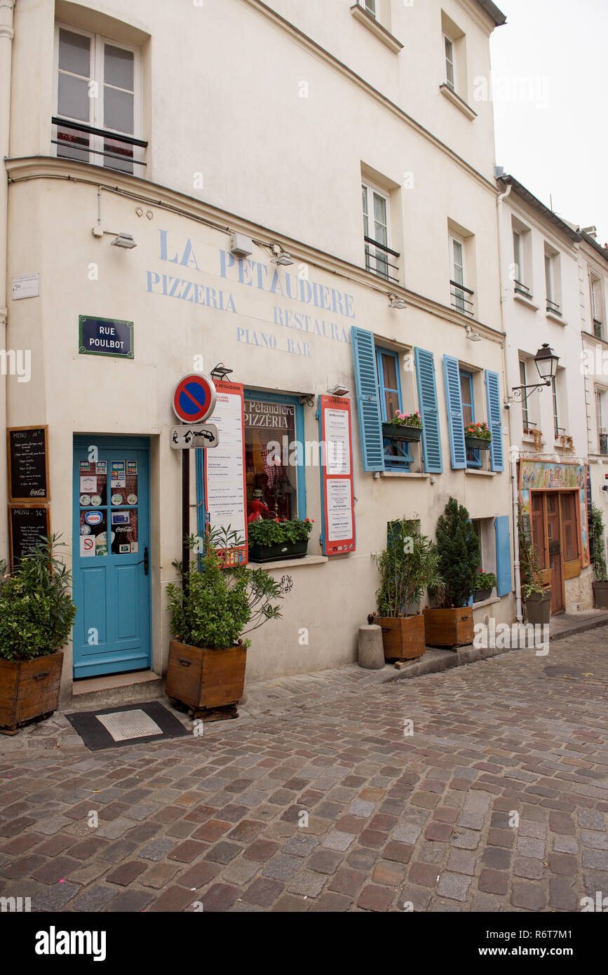 Cafe sulla rue Poulbot a Parigi, Francia Foto Stock