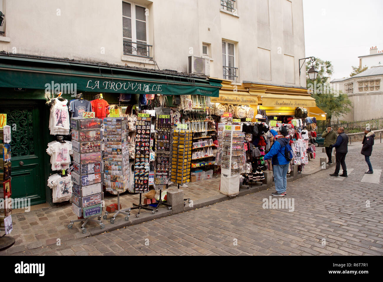 Negozio di souvenir su Rue Norvins nel XVIII arrondissement di Parigi, Francia Foto Stock