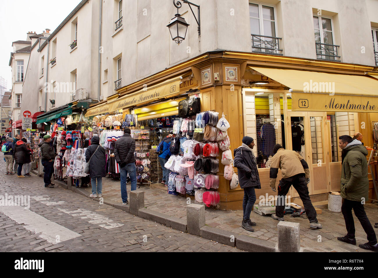 Negozio di souvenir su Rue Norvins nel XVIII arrondissement di Parigi, Francia Foto Stock