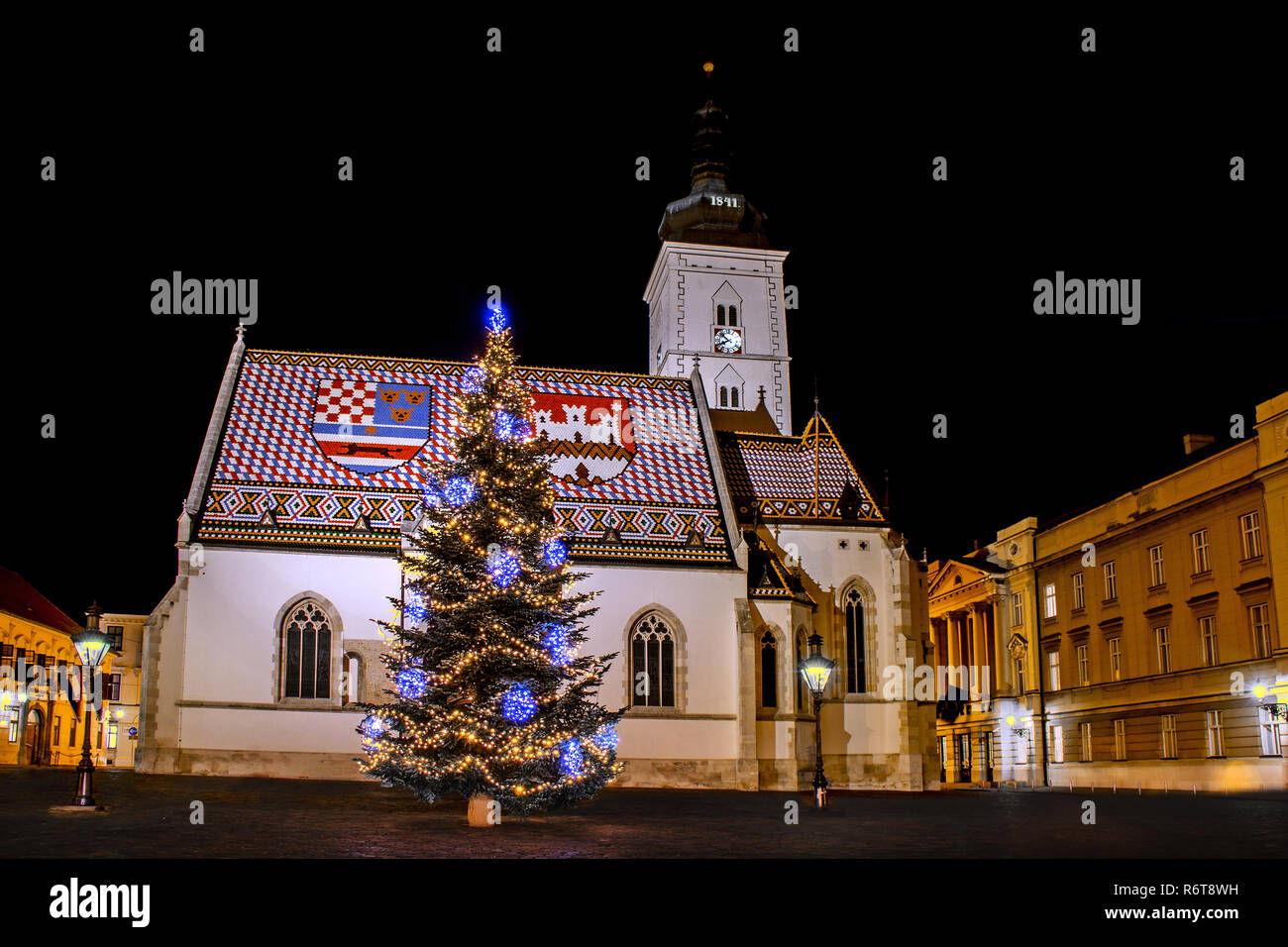 Avvento a Zagabria - albero di Natale di fronte la chiesa di San Marco - Natale e Capodanno a Zagabria in Croazia Foto Stock