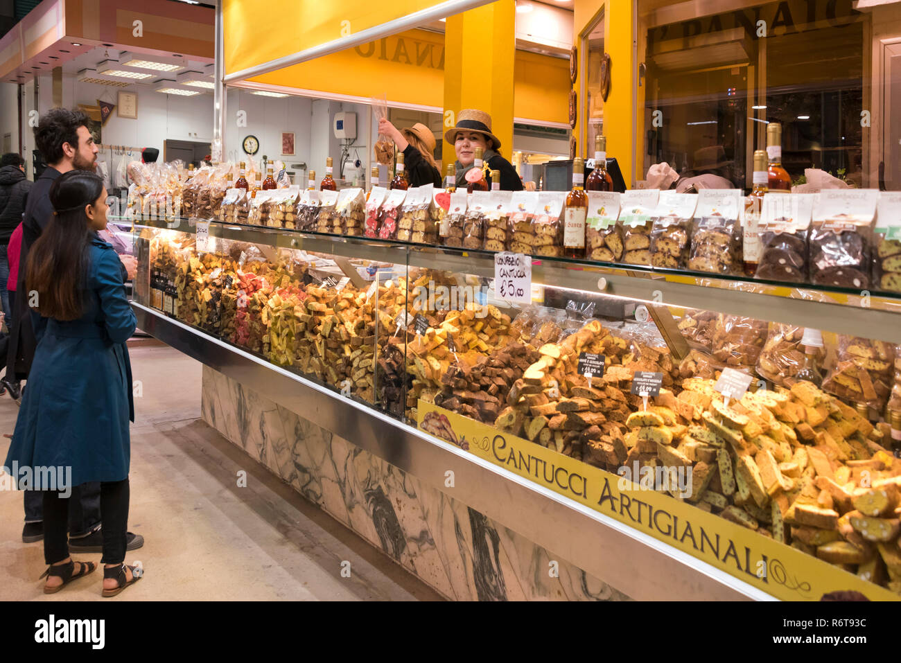 Ritratto orizzontale di clienti all'interno del Mercato Centrale di Firenze, Italia. Foto Stock