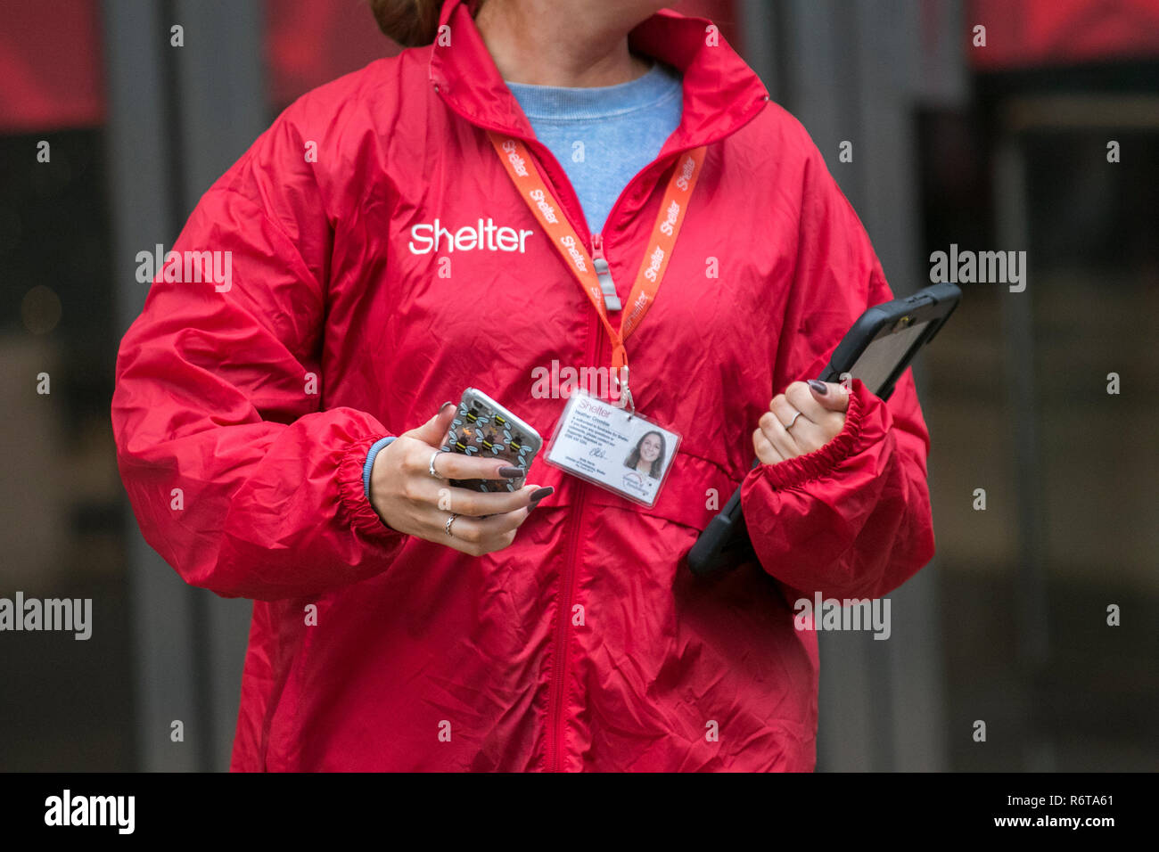 Preston, Lancashire. 6th dicembre 2018. UK Meteo: Umido inizio giornata per Shelter Charity fundraisers, carità. Fundraisers di strada femminile paid un conosciuto come chuggers che raccoglie i contanti, le donazioni ed i abbonamenti normali dai passanti-da. Foto Stock