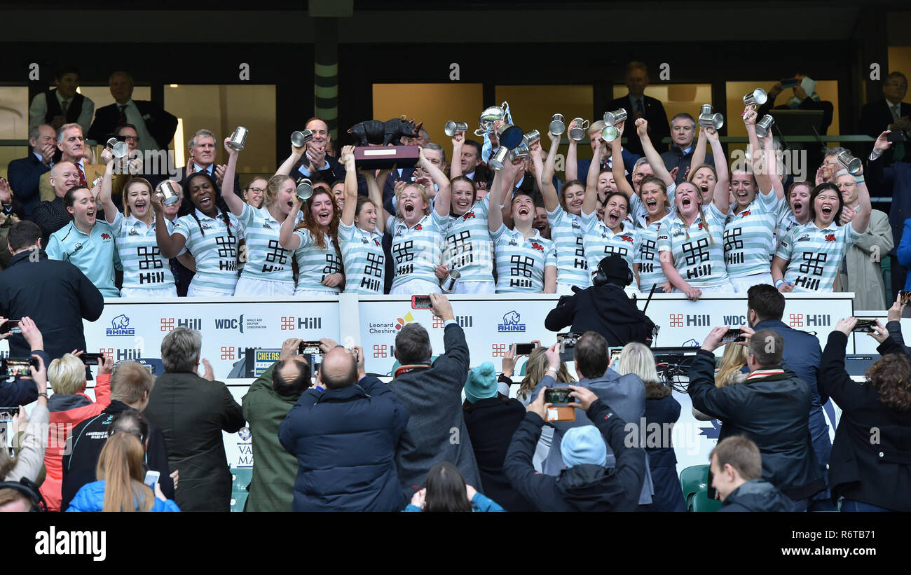 Londra, Regno Unito. 6 dicembre, 2018. Università di Cambridge festeggiare la conquista del trofeo gamma gamma Match 2018 tra Oxford University donne v Cambridge University donne durante a Twickenham Stadium di giovedì, 06 dicembre 2018. Londra Inghilterra. (Solo uso editoriale, è richiesta una licenza per uso commerciale. Nessun uso in scommesse, giochi o un singolo giocatore/club/league pubblicazioni.) Credito: Taka Wu/Alamy Live News Foto Stock