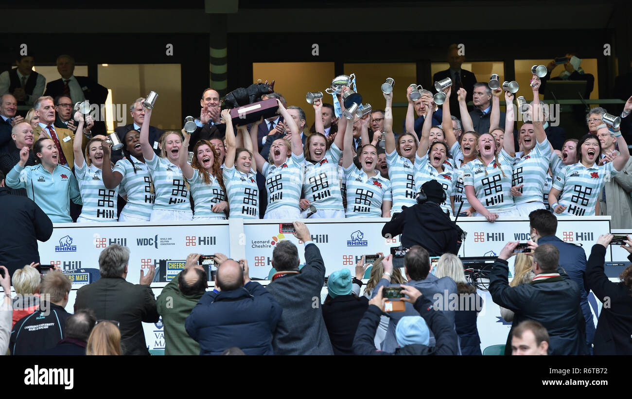 Londra, Regno Unito. 6 dicembre, 2018. Università di Cambridge festeggiare la conquista del trofeo gamma gamma Match 2018 tra Oxford University donne v Cambridge University donne durante a Twickenham Stadium di giovedì, 06 dicembre 2018. Londra Inghilterra. (Solo uso editoriale, è richiesta una licenza per uso commerciale. Nessun uso in scommesse, giochi o un singolo giocatore/club/league pubblicazioni.) Credito: Taka Wu/Alamy Live News Foto Stock