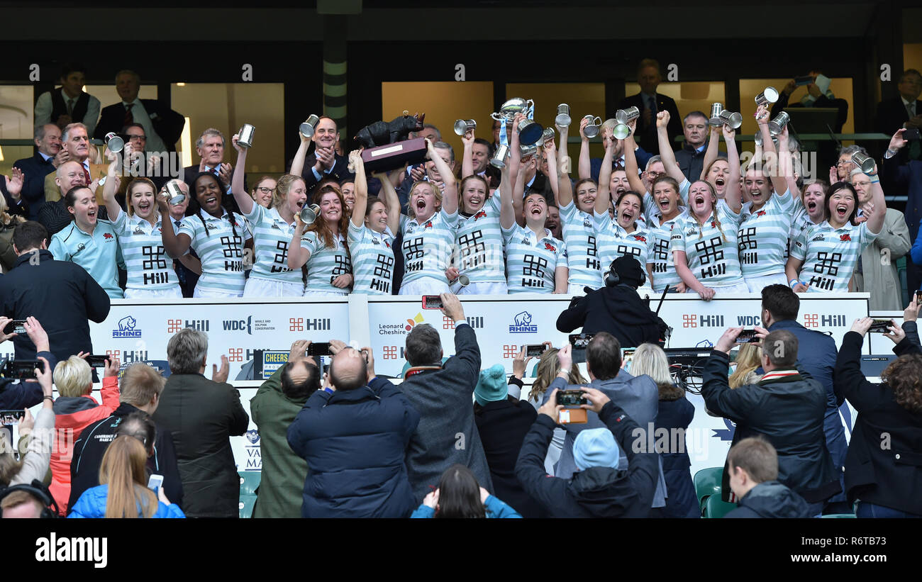 Londra, Regno Unito. 6 dicembre, 2018. Università di Cambridge festeggiare la conquista del trofeo gamma gamma Match 2018 tra Oxford University donne v Cambridge University donne durante a Twickenham Stadium di giovedì, 06 dicembre 2018. Londra Inghilterra. (Solo uso editoriale, è richiesta una licenza per uso commerciale. Nessun uso in scommesse, giochi o un singolo giocatore/club/league pubblicazioni.) Credito: Taka Wu/Alamy Live News Foto Stock