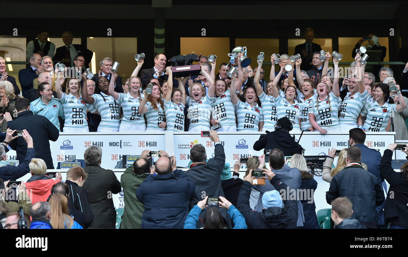 Londra, Regno Unito. 6 dicembre, 2018. Università di Cambridge festeggiare la conquista del trofeo gamma gamma Match 2018 tra Oxford University donne v Cambridge University donne durante a Twickenham Stadium di giovedì, 06 dicembre 2018. Londra Inghilterra. (Solo uso editoriale, è richiesta una licenza per uso commerciale. Nessun uso in scommesse, giochi o un singolo giocatore/club/league pubblicazioni.) Credito: Taka Wu/Alamy Live News Foto Stock