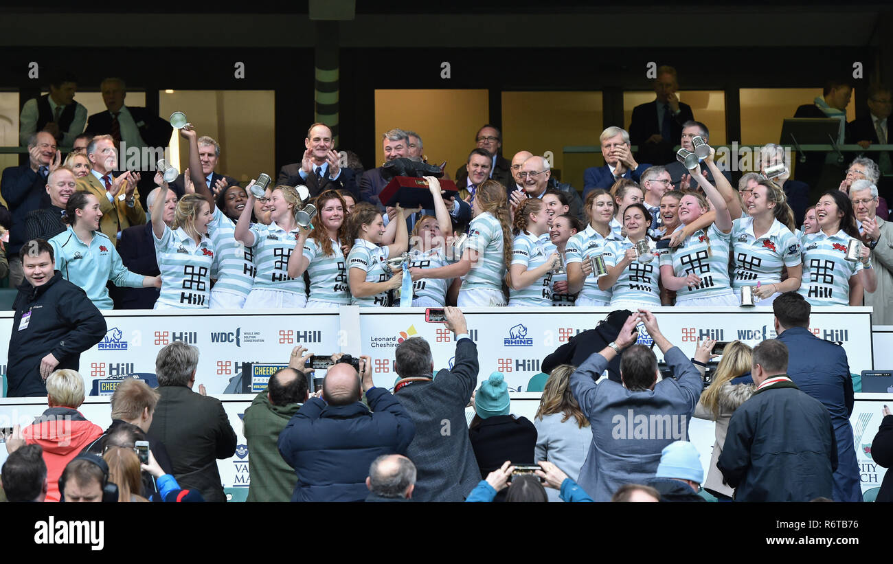 Londra, Regno Unito. 6 dicembre, 2018. Università di Cambridge festeggiare la conquista del trofeo gamma gamma Match 2018 tra Oxford University donne v Cambridge University donne durante a Twickenham Stadium di giovedì, 06 dicembre 2018. Londra Inghilterra. (Solo uso editoriale, è richiesta una licenza per uso commerciale. Nessun uso in scommesse, giochi o un singolo giocatore/club/league pubblicazioni.) Credito: Taka Wu/Alamy Live News Foto Stock