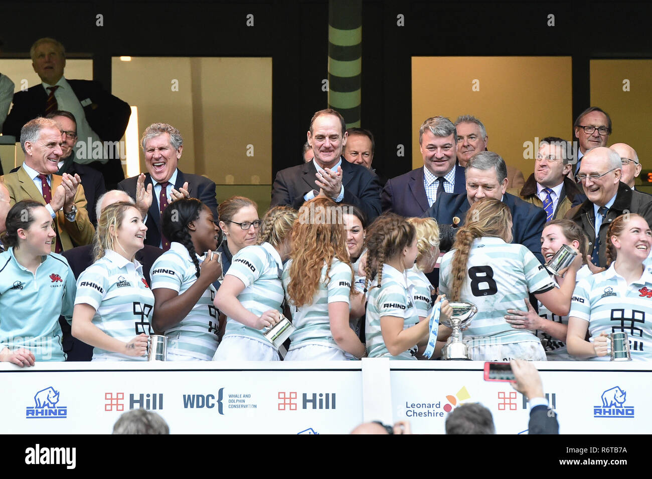 Londra, Regno Unito. 6 dicembre, 2018. Università di Cambridge festeggiare la conquista del trofeo gamma gamma Match 2018 tra Oxford University donne v Cambridge University donne durante a Twickenham Stadium di giovedì, 06 dicembre 2018. Londra Inghilterra. (Solo uso editoriale, è richiesta una licenza per uso commerciale. Nessun uso in scommesse, giochi o un singolo giocatore/club/league pubblicazioni.) Credito: Taka Wu/Alamy Live News Foto Stock