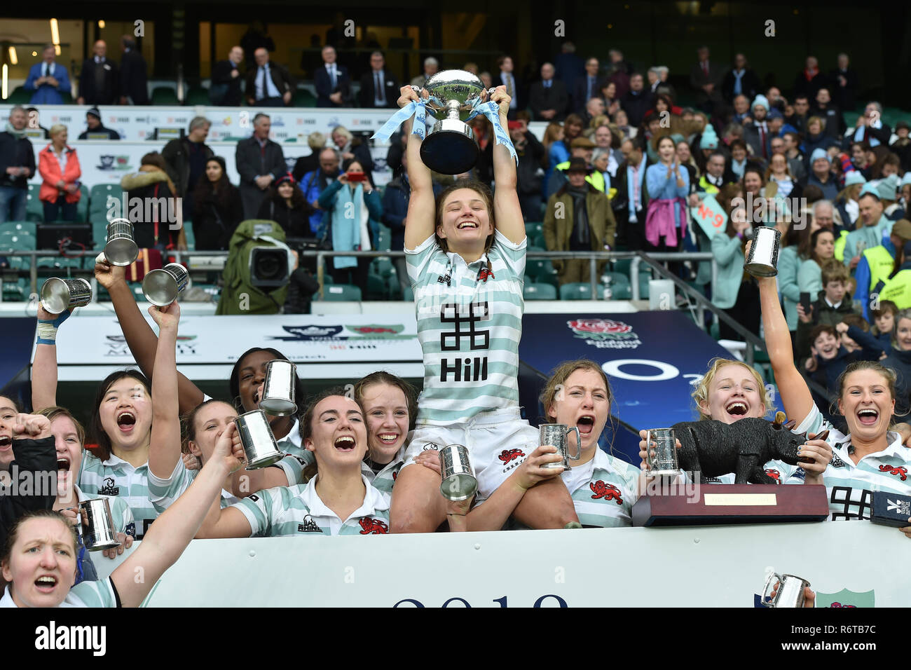 Londra, Regno Unito. 6 dicembre, 2018. Università di Cambridge festeggiare la conquista del trofeo gamma gamma Match 2018 tra Oxford University donne v Cambridge University donne durante a Twickenham Stadium di giovedì, 06 dicembre 2018. Londra Inghilterra. (Solo uso editoriale, è richiesta una licenza per uso commerciale. Nessun uso in scommesse, giochi o un singolo giocatore/club/league pubblicazioni.) Credito: Taka Wu/Alamy Live News Foto Stock