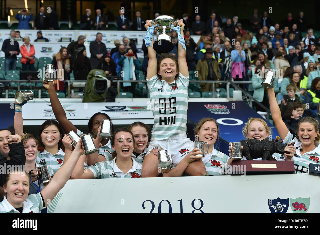 Londra, Regno Unito. 6 dicembre, 2018. Università di Cambridge festeggiare la conquista del trofeo gamma gamma Match 2018 tra Oxford University donne v Cambridge University donne durante a Twickenham Stadium di giovedì, 06 dicembre 2018. Londra Inghilterra. (Solo uso editoriale, è richiesta una licenza per uso commerciale. Nessun uso in scommesse, giochi o un singolo giocatore/club/league pubblicazioni.) Credito: Taka Wu/Alamy Live News Foto Stock