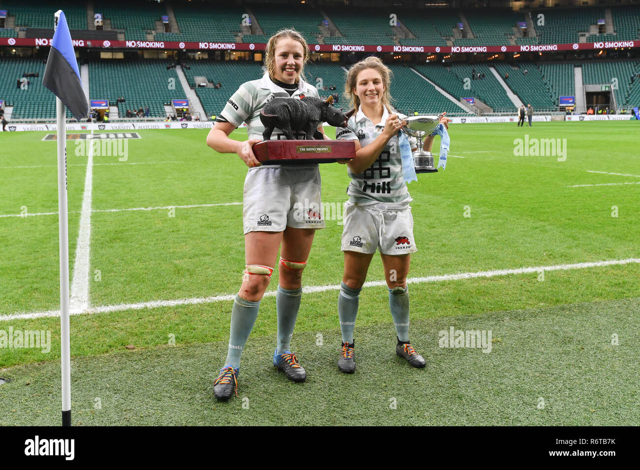 Londra, Regno Unito. 6 dicembre, 2018. Università di Cambridge festeggiare la conquista del trofeo gamma gamma Match 2018 tra Oxford University donne v Cambridge University donne durante a Twickenham Stadium di giovedì, 06 dicembre 2018. Londra Inghilterra. (Solo uso editoriale, è richiesta una licenza per uso commerciale. Nessun uso in scommesse, giochi o un singolo giocatore/club/league pubblicazioni.) Credito: Taka Wu/Alamy Live News Foto Stock