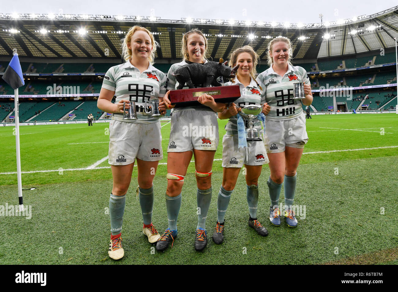 Londra, Regno Unito. 6 dicembre, 2018. Università di Cambridge festeggiare la conquista del trofeo gamma gamma Match 2018 tra Oxford University donne v Cambridge University donne durante a Twickenham Stadium di giovedì, 06 dicembre 2018. Londra Inghilterra. (Solo uso editoriale, è richiesta una licenza per uso commerciale. Nessun uso in scommesse, giochi o un singolo giocatore/club/league pubblicazioni.) Credito: Taka Wu/Alamy Live News Foto Stock