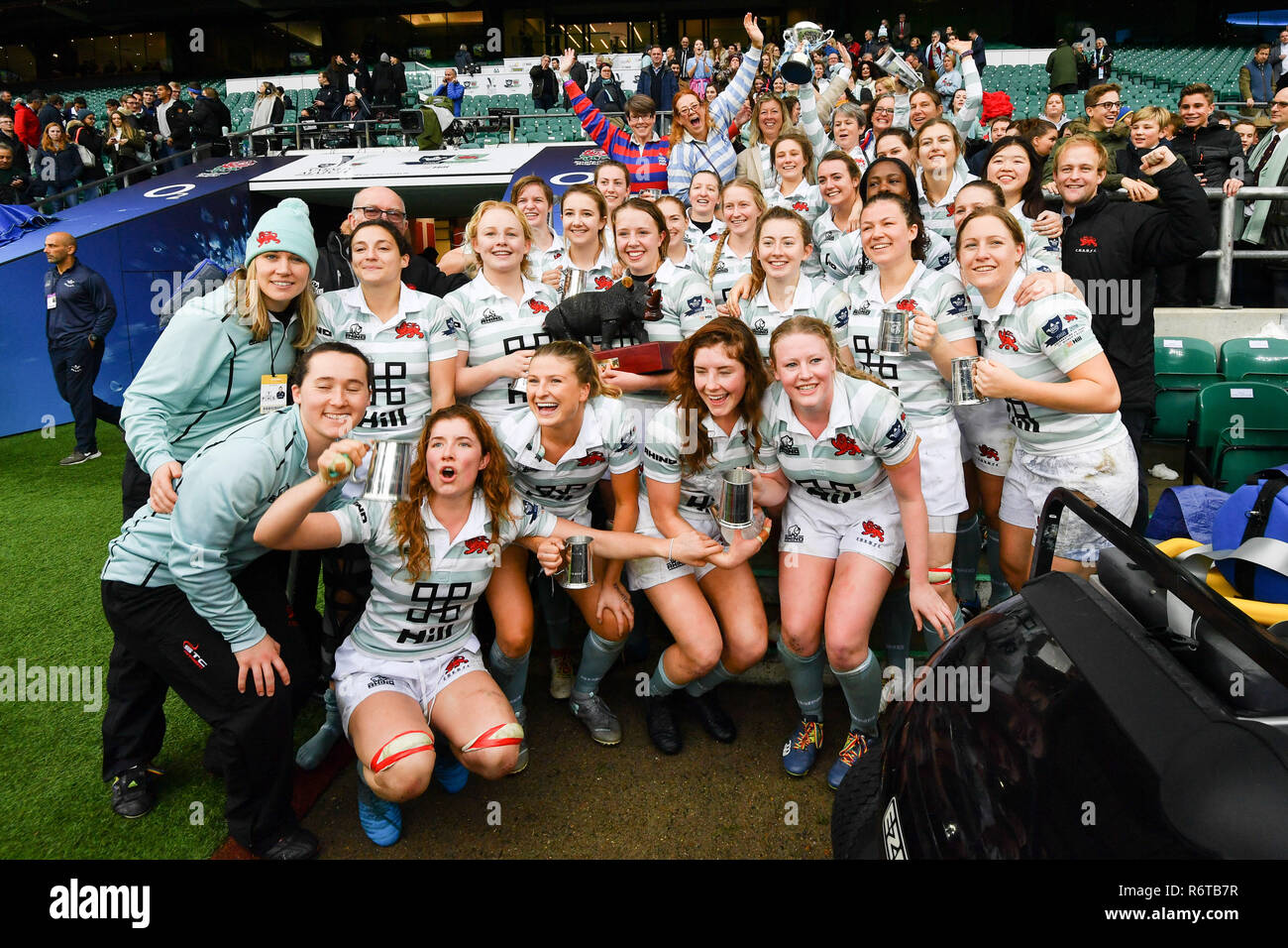 Londra, Regno Unito. 6 dicembre, 2018. Università di Cambridge festeggiare la conquista del trofeo gamma gamma Match 2018 tra Oxford University donne v Cambridge University donne durante a Twickenham Stadium di giovedì, 06 dicembre 2018. Londra Inghilterra. (Solo uso editoriale, è richiesta una licenza per uso commerciale. Nessun uso in scommesse, giochi o un singolo giocatore/club/league pubblicazioni.) Credito: Taka Wu/Alamy Live News Foto Stock