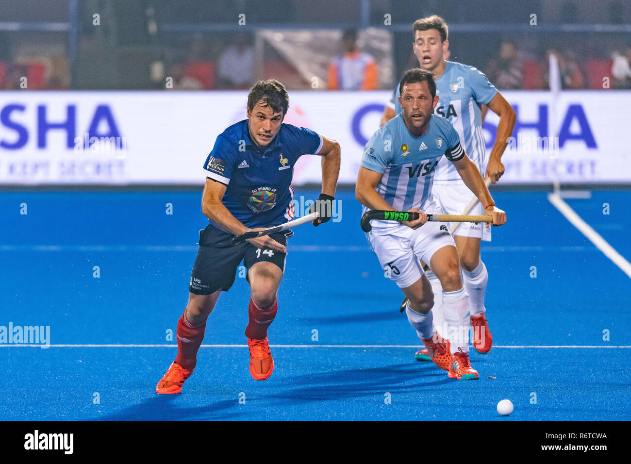 Bhubaneswar, India. 06 Dic, 2018.Odisha Hockey uomini di Coppa del Mondo di Bhubaneswar 2018. Luogo: Kalinga Stadium. Gaspard Baumgarten e Pedro Ibarra durante la partita Argentina vs Francia. Credito: Pro scatti/Alamy Live News Foto Stock