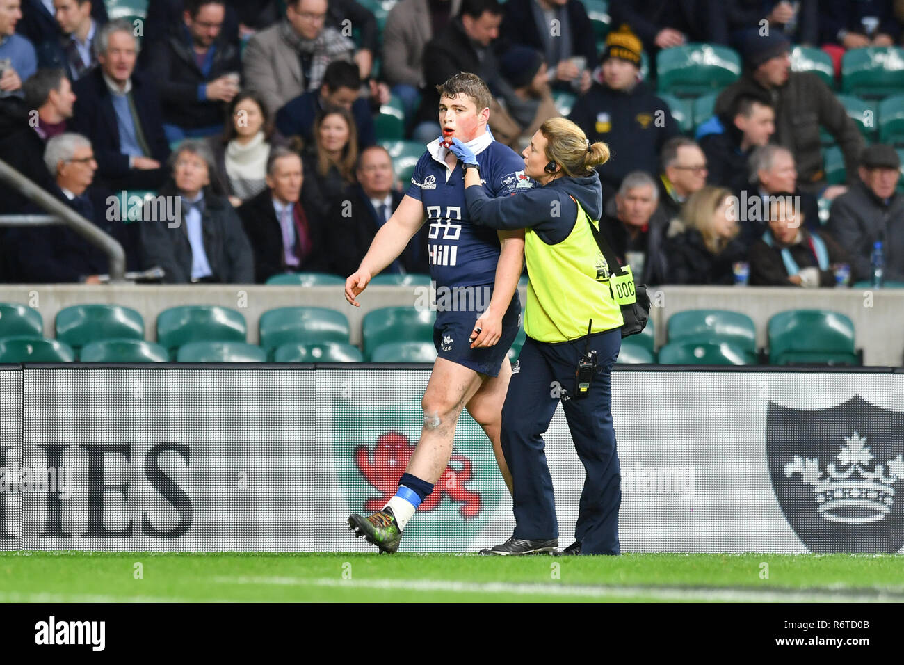 Londra, Regno Unito. 06 Dic, 2018. Sven Kerneis della Oxford University è stato ferito durante la Gamma Match 2018 tra Ourfc v Curufc a Twickenham Stadium di giovedì, 06 dicembre 2018. Londra Inghilterra. (Solo uso editoriale, è richiesta una licenza per uso commerciale. Nessun uso in scommesse, giochi o un singolo giocatore/club/league pubblicazioni.) Credito: Taka G Wu/Alamy News Credito: Taka Wu/Alamy Live News Foto Stock