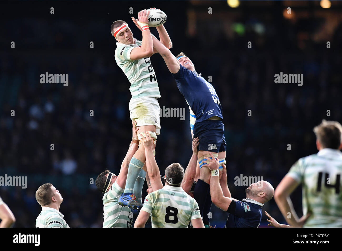 Londra, Regno Unito. 06 Dic, 2018. La Giordania Eriksen dell Università di Cambridge le catture della linea dalla sfera durante la Gamma Match 2018 tra Ourfc v Curufc a Twickenham Stadium di giovedì, 06 dicembre 2018. Londra Inghilterra. (Solo uso editoriale, è richiesta una licenza per uso commerciale. Nessun uso in scommesse, giochi o un singolo giocatore/club/league pubblicazioni.) Credito: Taka G Wu/Alamy News Credito: Taka Wu/Alamy Live News Foto Stock