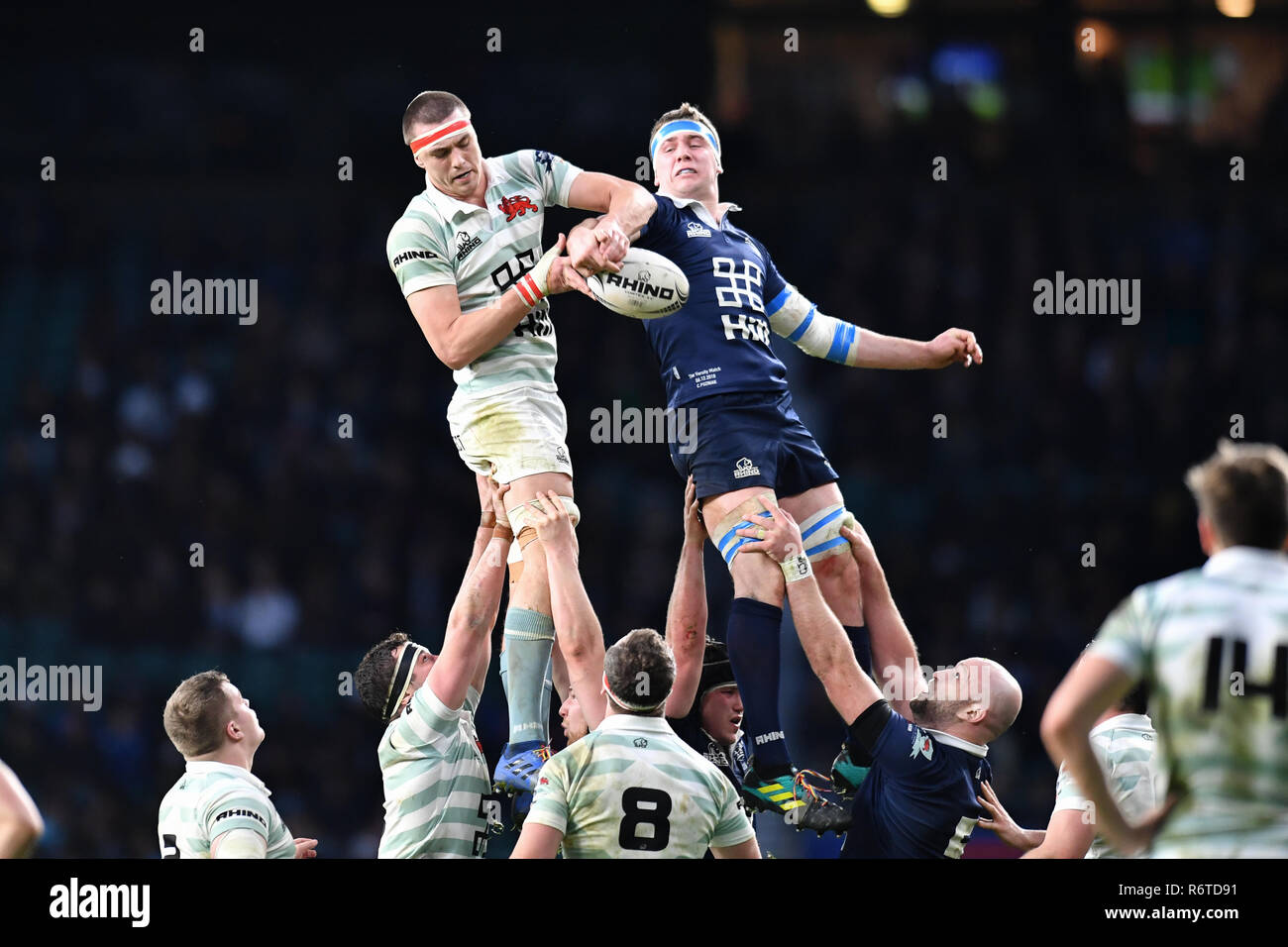 Londra, Regno Unito. 06 Dic, 2018. La Giordania Eriksen dell Università di Cambridge le catture della linea dalla sfera durante la Gamma Match 2018 tra Ourfc v Curufc a Twickenham Stadium di giovedì, 06 dicembre 2018. Londra Inghilterra. (Solo uso editoriale, è richiesta una licenza per uso commerciale. Nessun uso in scommesse, giochi o un singolo giocatore/club/league pubblicazioni.) Credito: Taka G Wu/Alamy News Credito: Taka Wu/Alamy Live News Foto Stock