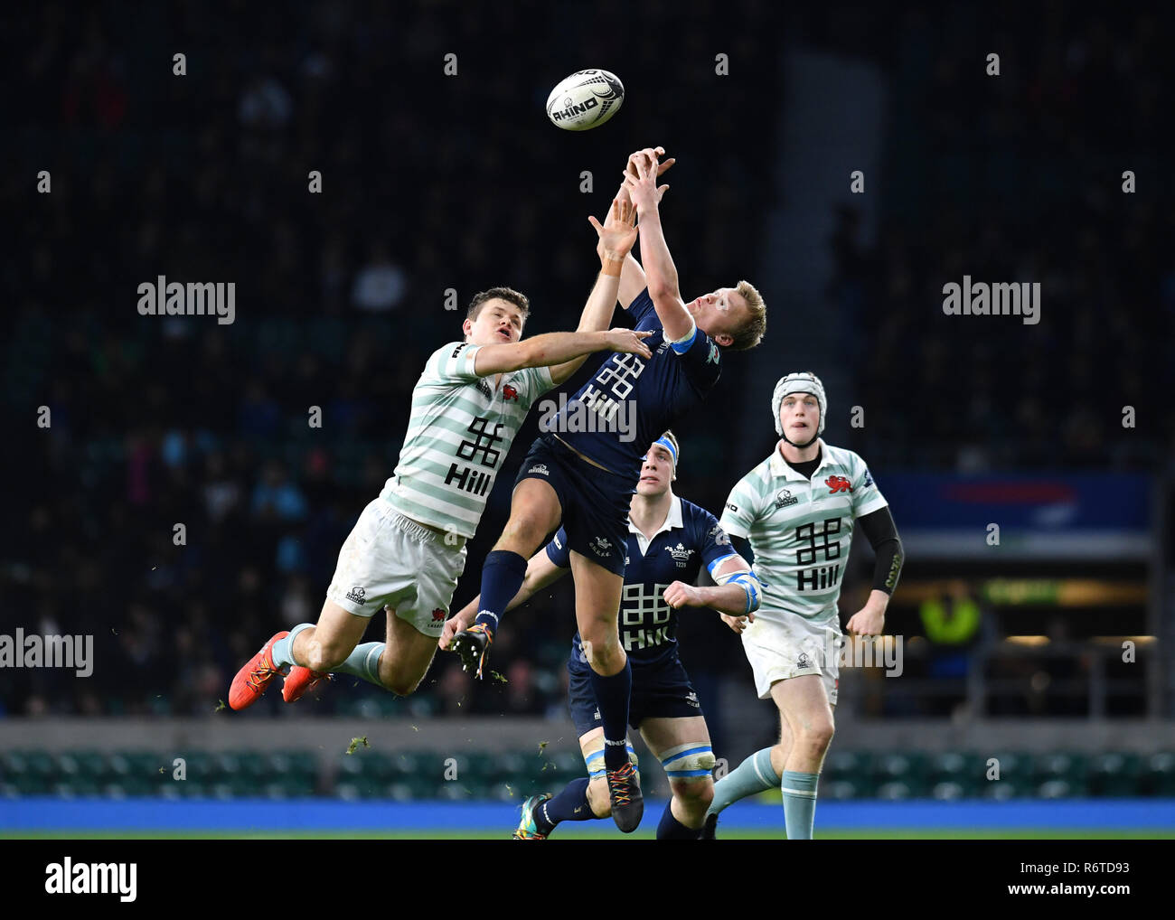 Londra, Regno Unito. 06 Dic, 2018. Dan Orzo di Oxford University cerca di prendere il pallone durante la Gamma Match 2018 tra Ourfc v Curufc a Twickenham Stadium di giovedì, 06 dicembre 2018. Londra Inghilterra. (Solo uso editoriale, è richiesta una licenza per uso commerciale. Nessun uso in scommesse, giochi o un singolo giocatore/club/league pubblicazioni.) Credito: Taka G Wu/Alamy News Credito: Taka Wu/Alamy Live News Foto Stock