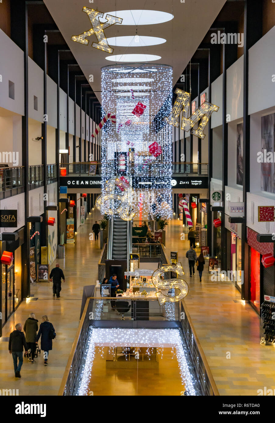 Ocean Terminal, Leith, Edimburgo, Scozia, Regno Unito, 6 dicembre 2018. Il centro commerciale è illuminato con decorazioni di Natale, ma pochi acquirenti sono evidenti in un giorno feriale all inizio di dicembre Foto Stock