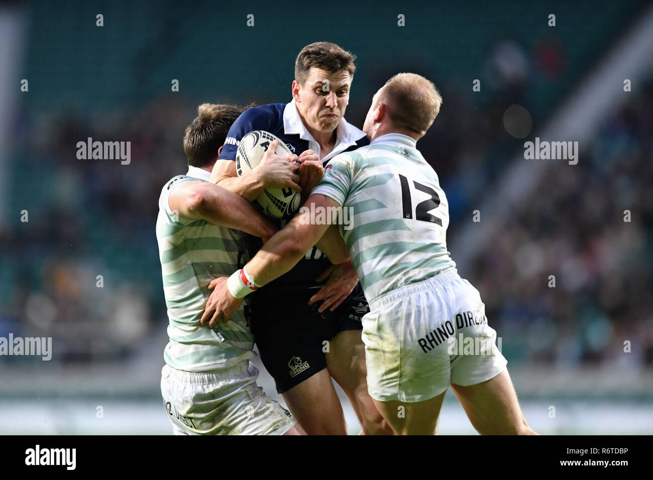 Londra, Regno Unito. 06 Dic, 2018. Tom Stileman della Oxford University è affrontato da Jake Hennessy dell Università di Cambridge durante la Gamma Match 2018 tra Ourfc v Curufc a Twickenham Stadium di giovedì, 06 dicembre 2018. Londra Inghilterra. (Solo uso editoriale, è richiesta una licenza per uso commerciale. Nessun uso in scommesse, giochi o un singolo giocatore/club/league pubblicazioni.) Credito: Taka G Wu/Alamy News Credito: Taka Wu/Alamy Live News Foto Stock