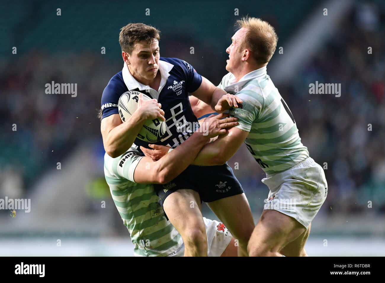 Londra, Regno Unito. 06 Dic, 2018. Tom Stileman della Oxford University è affrontato da Jake Hennessy dell Università di Cambridge durante la Gamma Match 2018 tra Ourfc v Curufc a Twickenham Stadium di giovedì, 06 dicembre 2018. Londra Inghilterra. (Solo uso editoriale, è richiesta una licenza per uso commerciale. Nessun uso in scommesse, giochi o un singolo giocatore/club/league pubblicazioni.) Credito: Taka G Wu/Alamy News Credito: Taka Wu/Alamy Live News Foto Stock