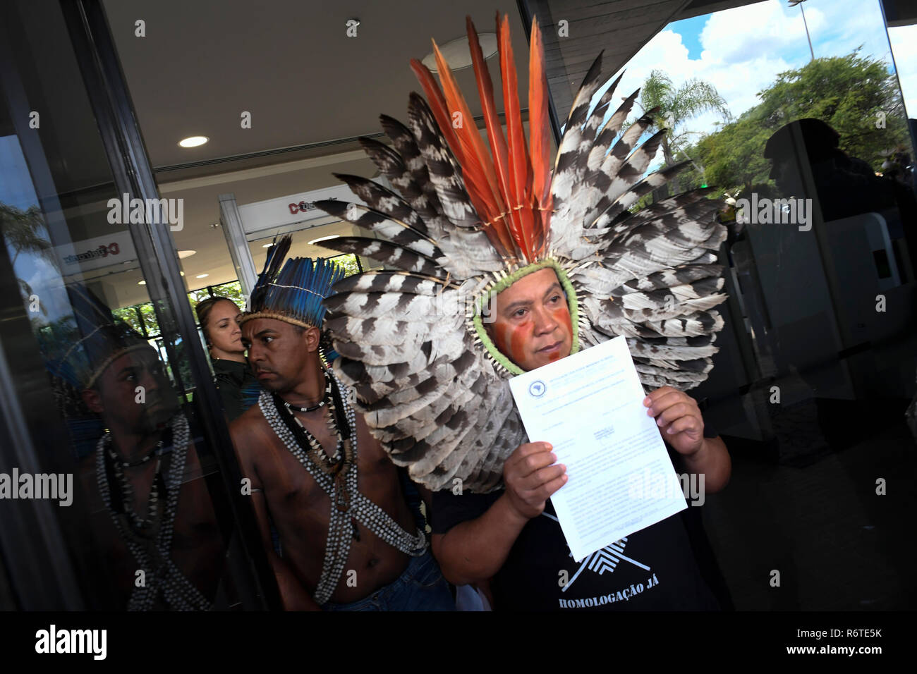 DF - Brasilia - 12/6/2018 - indiani CCBB - indiani fare agire in CCBB questo giovedì, 6 dicembre sono il deposito di documenti in modo che la Funai soggiorni presso il ministero della giustizia. Foto: Mateus Bonomi / AGIF Foto Stock