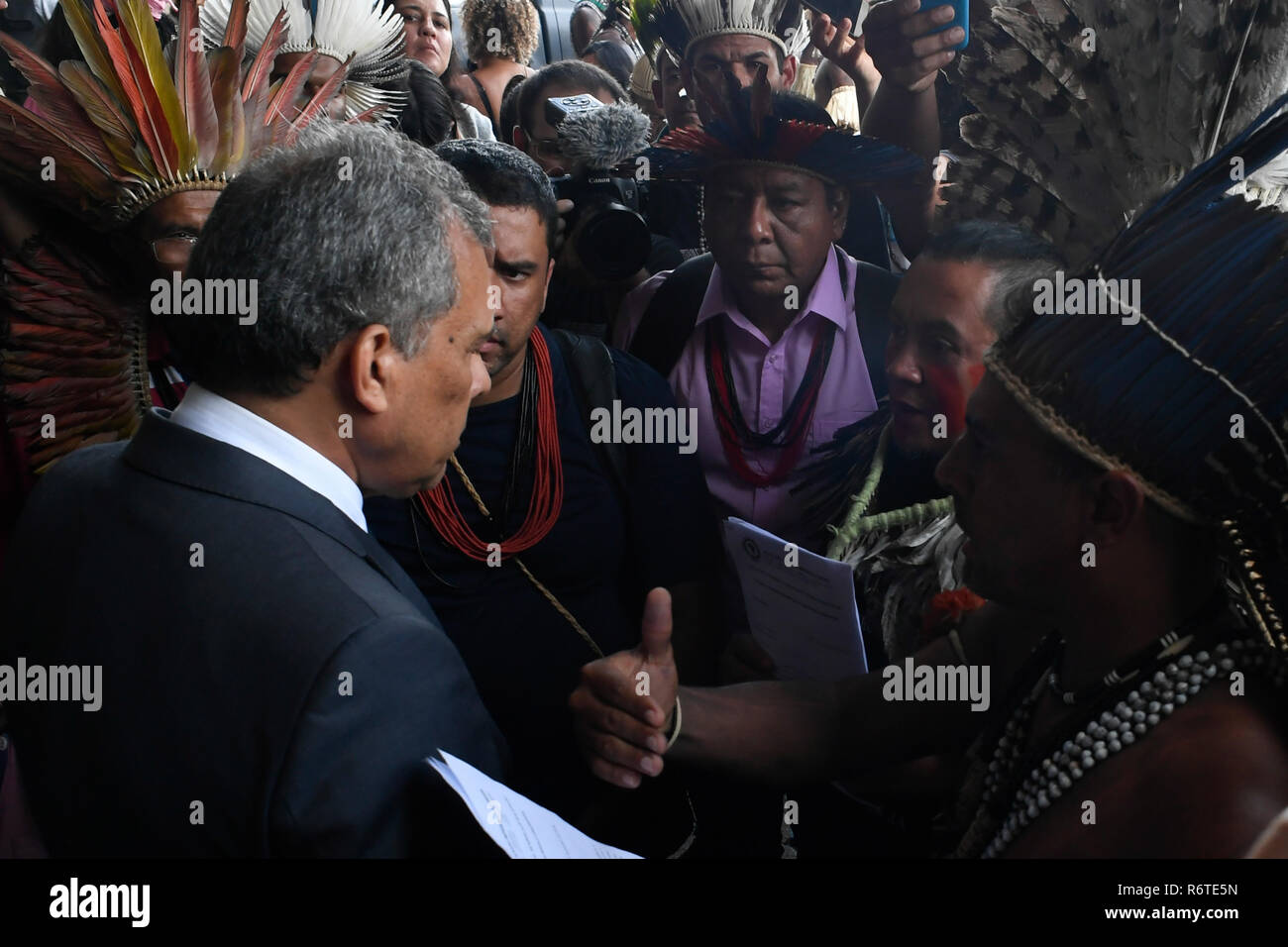 DF - Brasilia - 12/6/2018 - indiani CCBB - indiani fare agire in CCBB questo giovedì, 6 dicembre sono il deposito di documenti in modo che la Funai soggiorni presso il ministero della giustizia. Foto: Mateus Bonomi / AGIF Foto Stock