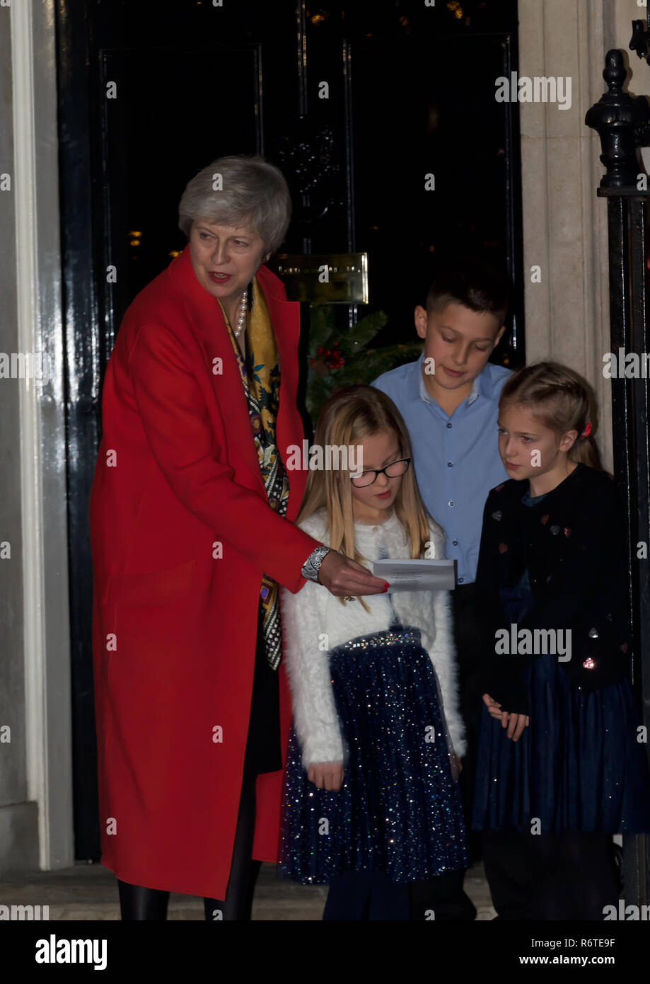 Londra, Regno Unito. Il 6 dicembre 2018.Il Primo Ministro, Theresa Maggio, interruttori sul Downing St le luci di Natale. I membri del militare mogli cori eseguito anche. Credito: Keith Larby/Alamy Live News Foto Stock