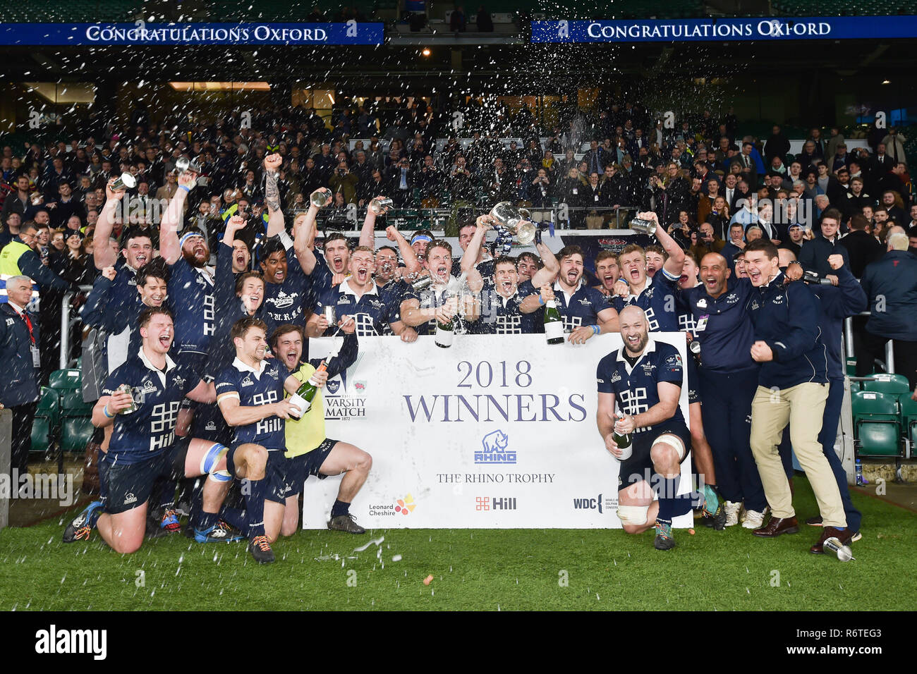 Oxford University a festeggiare la conquista di The Varsity Trophy durante la Gamma Match 2018 tra Ourfc v Curufc a Twickenham Stadium di giovedì, 06 dicembre 2018. Londra Inghilterra. (Solo uso editoriale, è richiesta una licenza per uso commerciale. Nessun uso in scommesse, giochi o un singolo giocatore/club/league pubblicazioni.) Credito: Taka G Wu/Alamy News Foto Stock