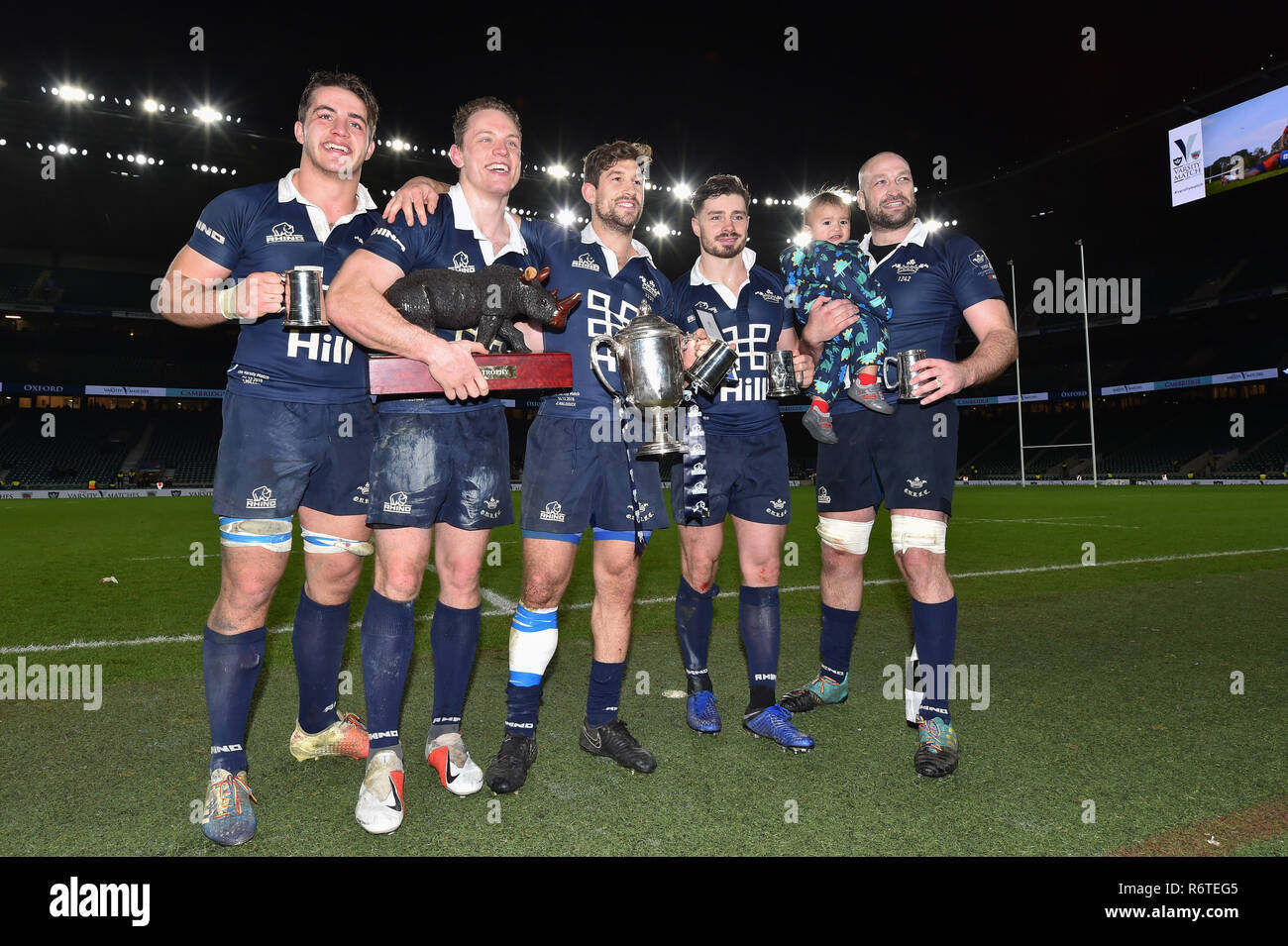 Oxford University a festeggiare la conquista di The Varsity Trophy durante la Gamma Match 2018 tra Ourfc v Curufc a Twickenham Stadium di giovedì, 06 dicembre 2018. Londra Inghilterra. (Solo uso editoriale, è richiesta una licenza per uso commerciale. Nessun uso in scommesse, giochi o un singolo giocatore/club/league pubblicazioni.) Credito: Taka G Wu/Alamy News Foto Stock