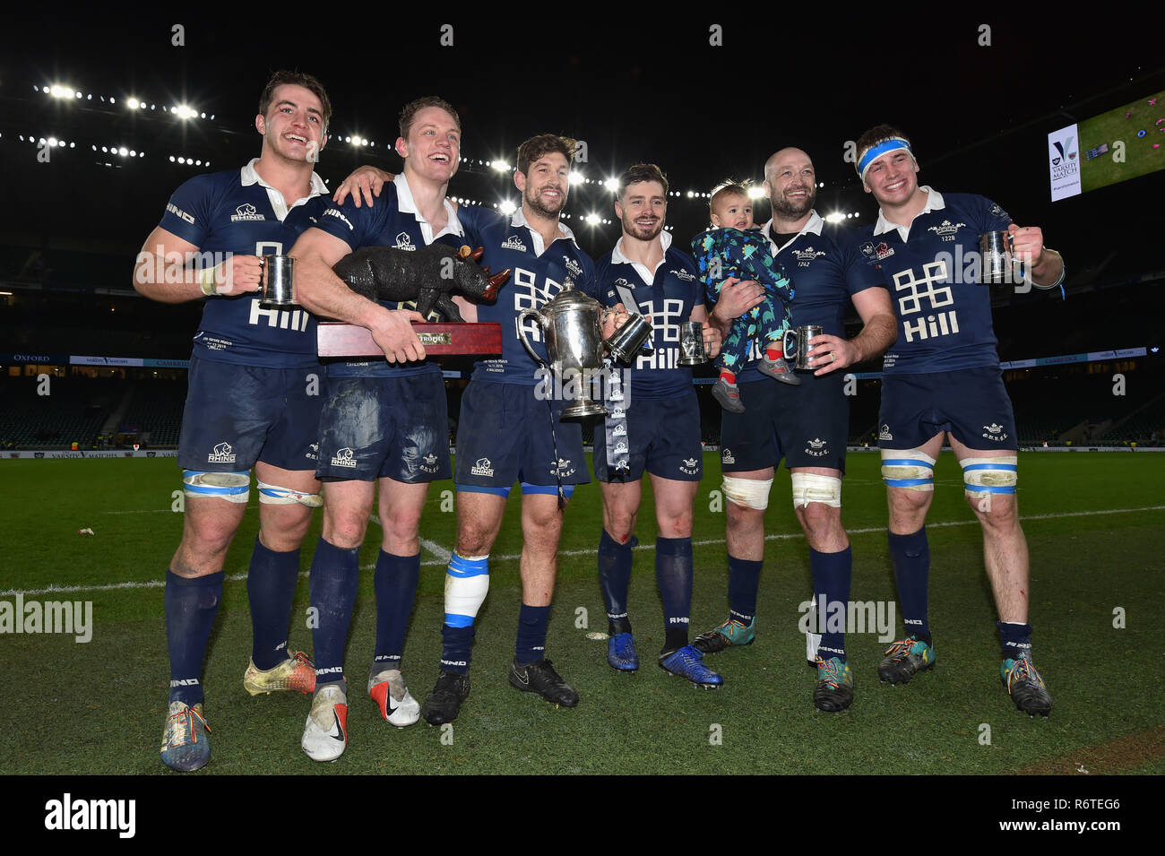 Oxford University a festeggiare la conquista di The Varsity Trophy durante la Gamma Match 2018 tra Ourfc v Curufc a Twickenham Stadium di giovedì, 06 dicembre 2018. Londra Inghilterra. (Solo uso editoriale, è richiesta una licenza per uso commerciale. Nessun uso in scommesse, giochi o un singolo giocatore/club/league pubblicazioni.) Credito: Taka G Wu/Alamy News Foto Stock