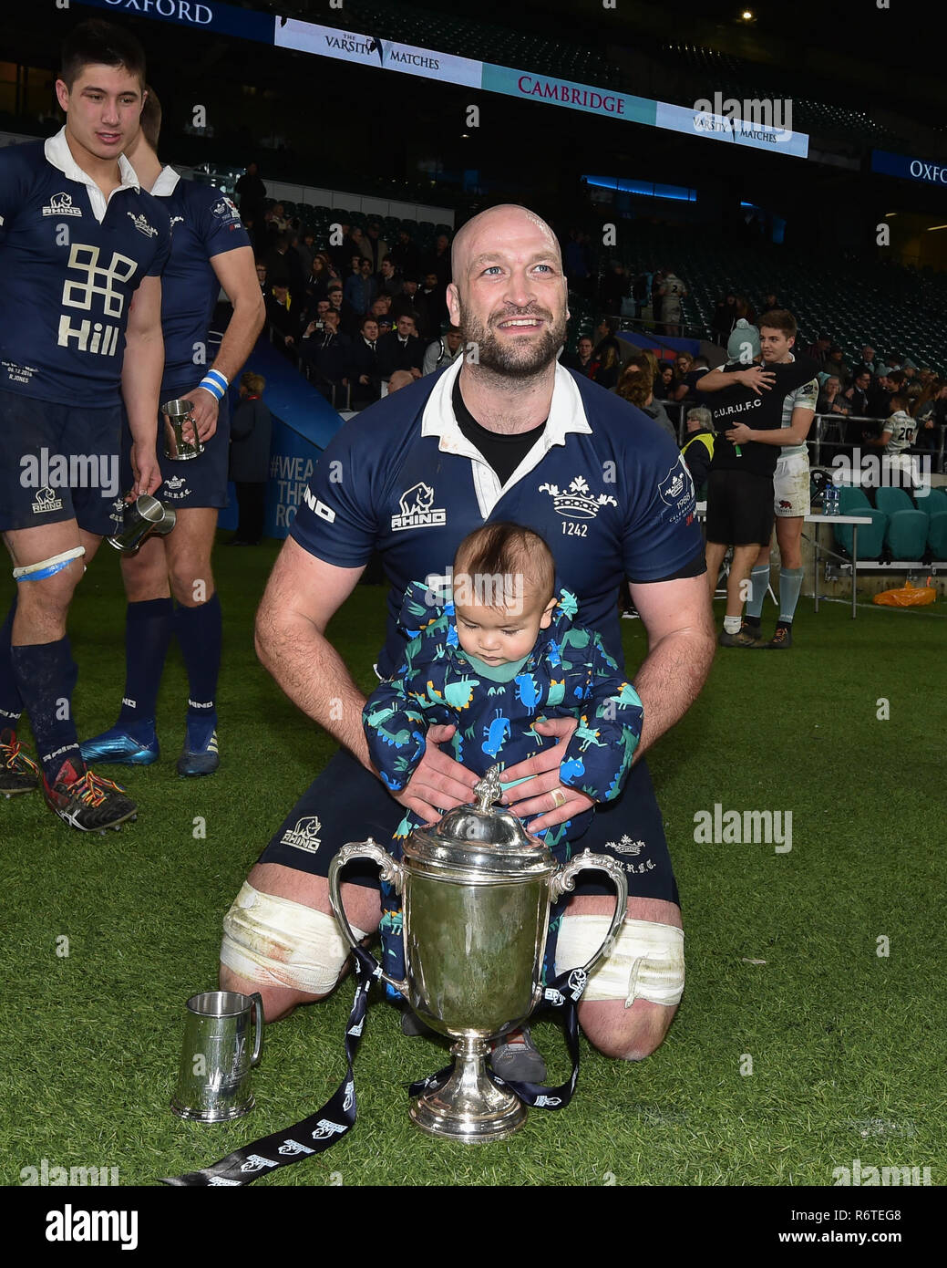 Oxford University a festeggiare la conquista di The Varsity Trophy durante la Gamma Match 2018 tra Ourfc v Curufc a Twickenham Stadium di giovedì, 06 dicembre 2018. Londra Inghilterra. (Solo uso editoriale, è richiesta una licenza per uso commerciale. Nessun uso in scommesse, giochi o un singolo giocatore/club/league pubblicazioni.) Credito: Taka G Wu/Alamy News Foto Stock