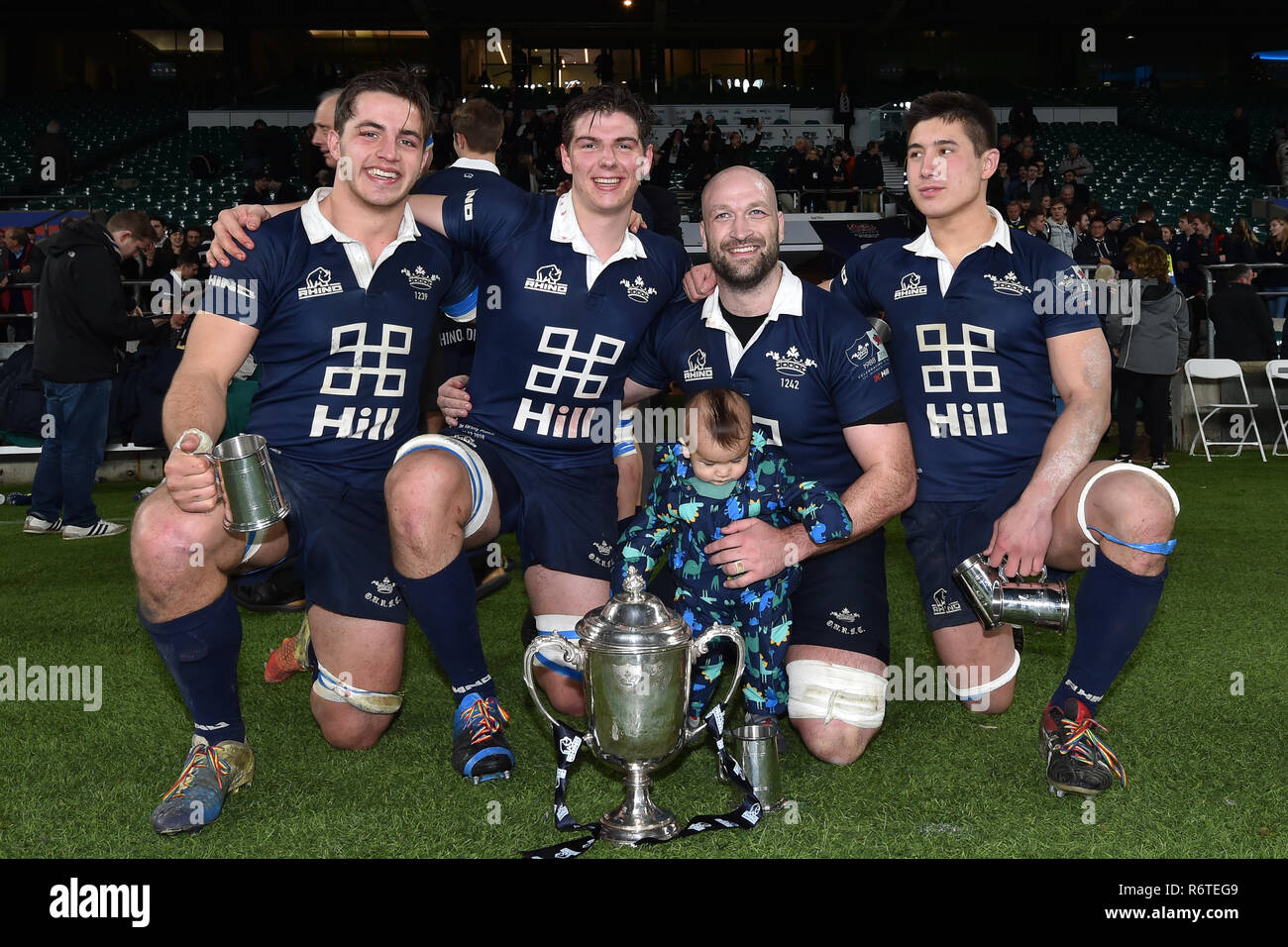 Oxford University a festeggiare la conquista di The Varsity Trophy durante la Gamma Match 2018 tra Ourfc v Curufc a Twickenham Stadium di giovedì, 06 dicembre 2018. Londra Inghilterra. (Solo uso editoriale, è richiesta una licenza per uso commerciale. Nessun uso in scommesse, giochi o un singolo giocatore/club/league pubblicazioni.) Credito: Taka G Wu/Alamy News Foto Stock