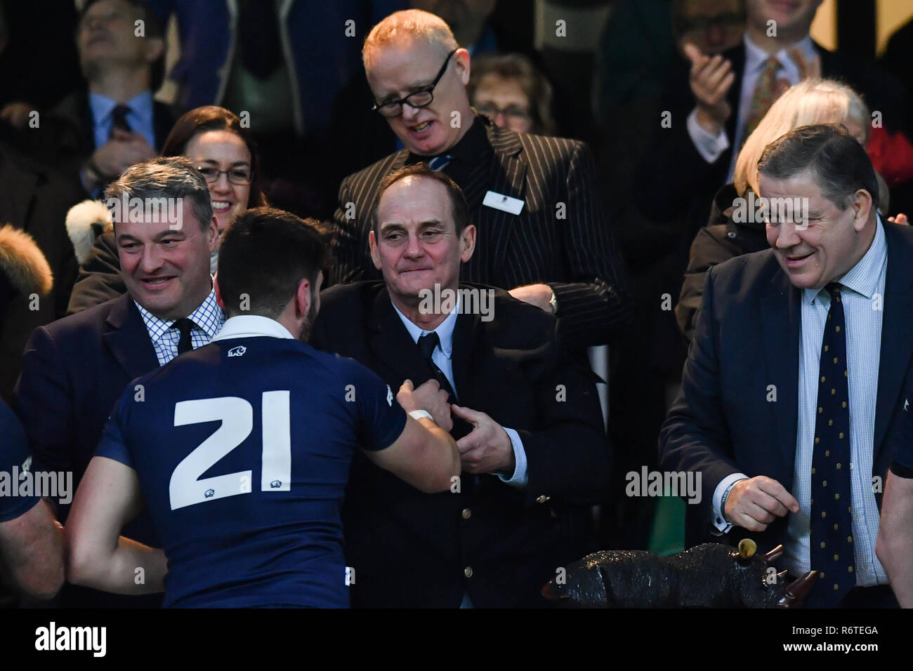 Reg Clark, Rhino Rugby Chief Executive si congratula con l'Università di Oxford per vincere il 2018 Gamma corrispondano durante gamma Match 2018 tra Ourfc v Curufc a Twickenham Stadium di giovedì, 06 dicembre 2018. Londra Inghilterra. (Solo uso editoriale, è richiesta una licenza per uso commerciale. Nessun uso in scommesse, giochi o un singolo giocatore/club/league pubblicazioni.) Credito: Taka G Wu/Alamy News Foto Stock