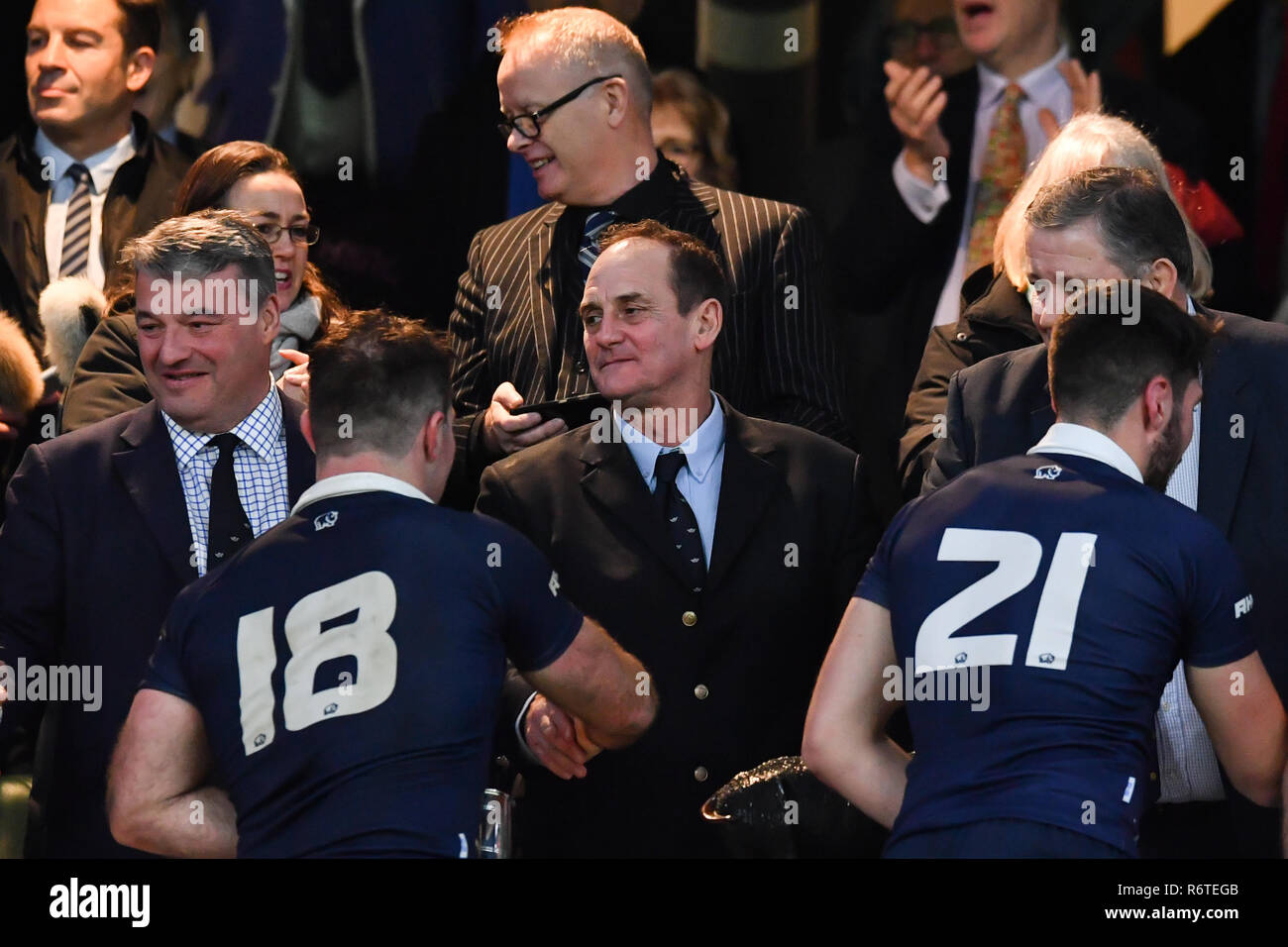 Reg Clark, Rhino Rugby Chief Executive si congratula con l'Università di Oxford per vincere il 2018 Gamma corrispondano durante gamma Match 2018 tra Ourfc v Curufc a Twickenham Stadium di giovedì, 06 dicembre 2018. Londra Inghilterra. (Solo uso editoriale, è richiesta una licenza per uso commerciale. Nessun uso in scommesse, giochi o un singolo giocatore/club/league pubblicazioni.) Credito: Taka G Wu/Alamy News Foto Stock