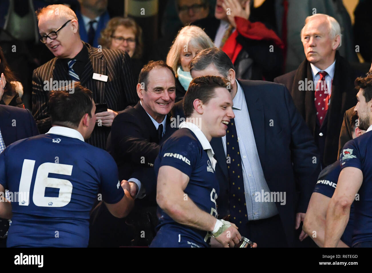 Reg Clark, Rhino Rugby Chief Executive si congratula con l'Università di Oxford per vincere il 2018 Gamma corrispondano durante gamma Match 2018 tra Ourfc v Curufc a Twickenham Stadium di giovedì, 06 dicembre 2018. Londra Inghilterra. (Solo uso editoriale, è richiesta una licenza per uso commerciale. Nessun uso in scommesse, giochi o un singolo giocatore/club/league pubblicazioni.) Credito: Taka G Wu/Alamy News Foto Stock