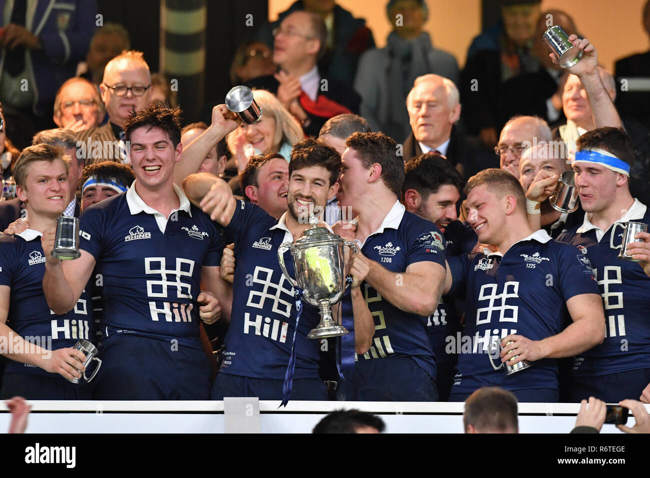 Oxford University a festeggiare la conquista di The Varsity Trophy durante la Gamma Match 2018 tra Ourfc v Curufc a Twickenham Stadium di giovedì, 06 dicembre 2018. Londra Inghilterra. (Solo uso editoriale, è richiesta una licenza per uso commerciale. Nessun uso in scommesse, giochi o un singolo giocatore/club/league pubblicazioni.) Credito: Taka G Wu/Alamy News Foto Stock